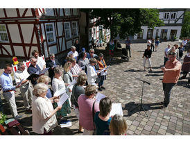 Fronleichnamsprozession durch die Straßen von Naumburg (Foto: Karl-Franz Thiede)